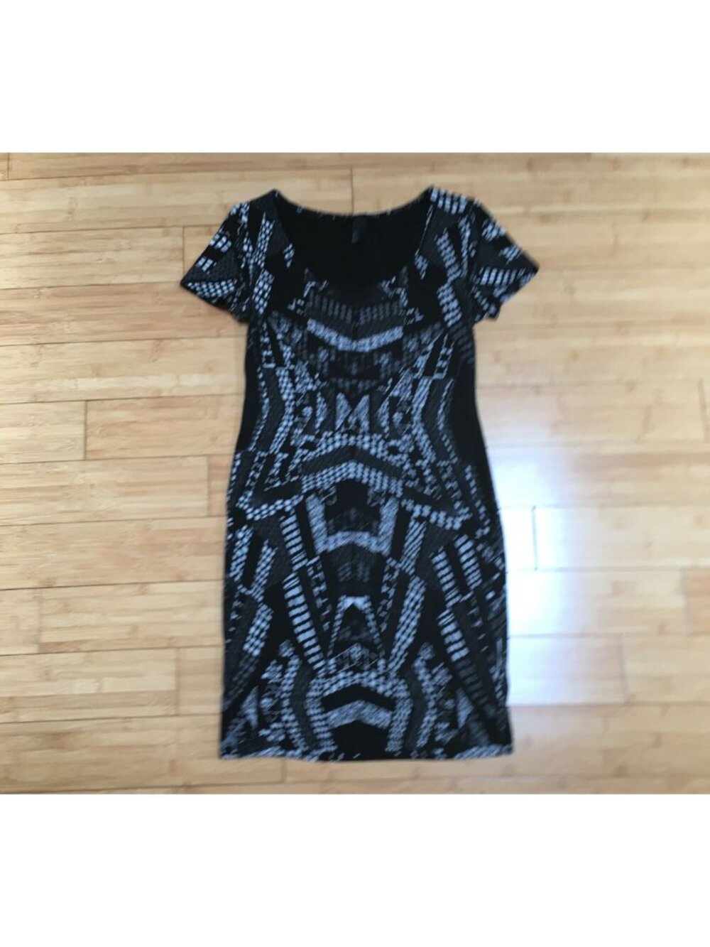 EUC H&M Black and White Geometric Print Stretch Dress